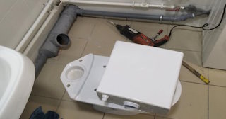 Установка напольного унитаза в Благовещенске: монтаж под ключ от СантехДомБгв от 5218 рублей.
